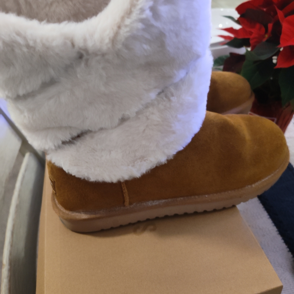 Cozy Women's Tan and White Winter Boots